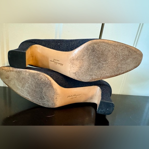 FERRAGAMO Vintage Navy with gold thread heels.  Size 8.5 AAAA - Picture 9 of 9